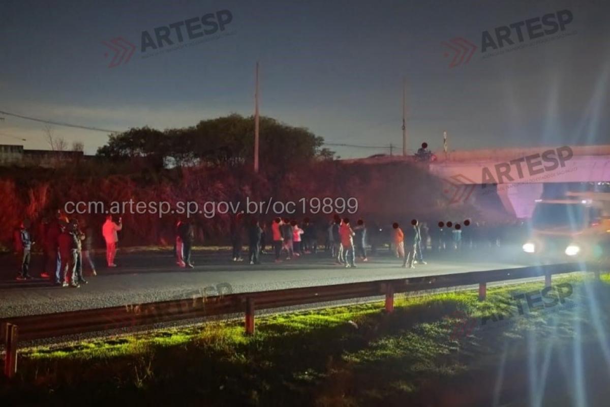 Trabalhadores da Replan fazem protesto em frente à portaria da refinaria; pista chegou a ser totalmente bloqueada.