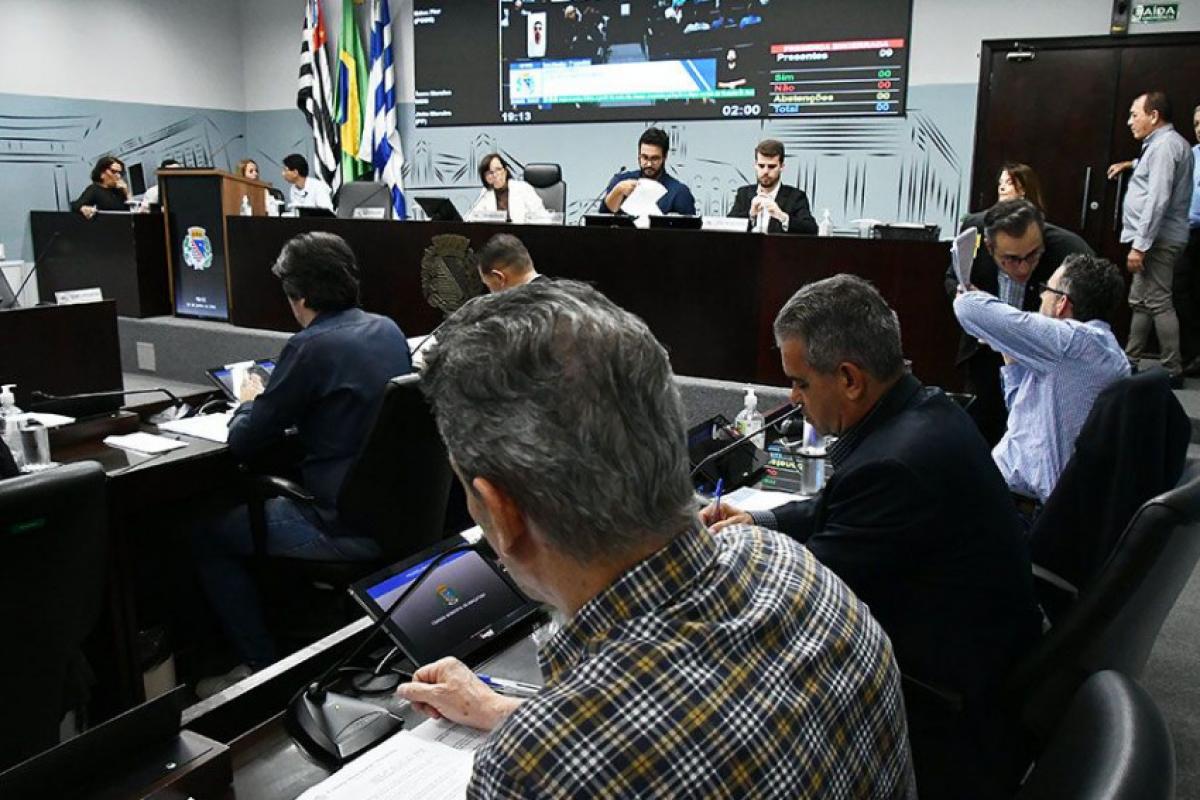 Sessão foi marcada por debates sobre a destinação de recursos da Saúde e terminou com a rejeição de dois projetos do Executivo
