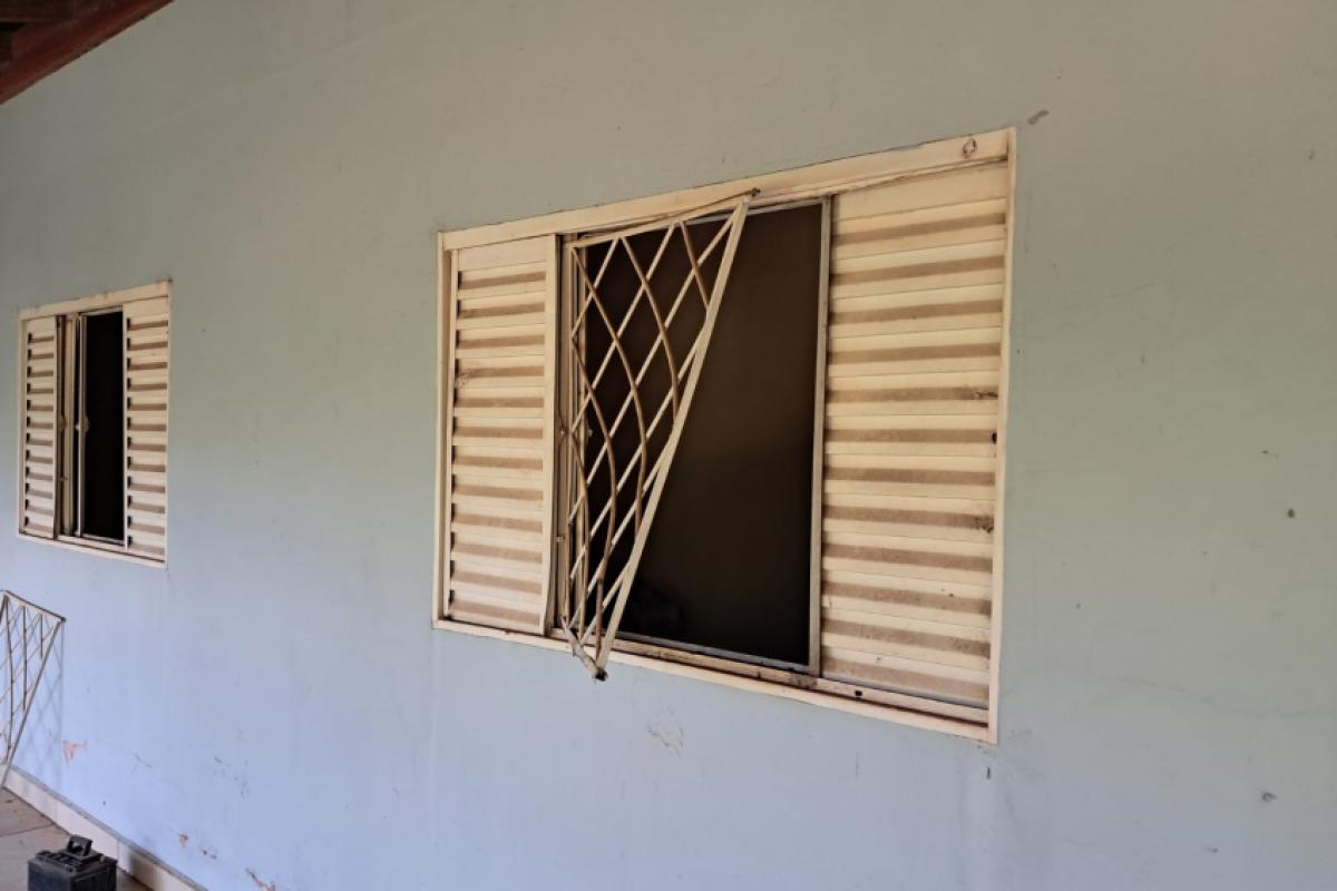 O crime ocorreu em um sítio localizado às margens da rodovia Domingos Antunes Domingos, no km 6, entre os municípios de Rio Feio e Piacatu