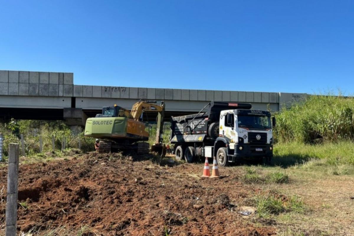 Nova frente de trabalho marca preparação das áreas que receberão futuras intervenções ferroviárias no município.