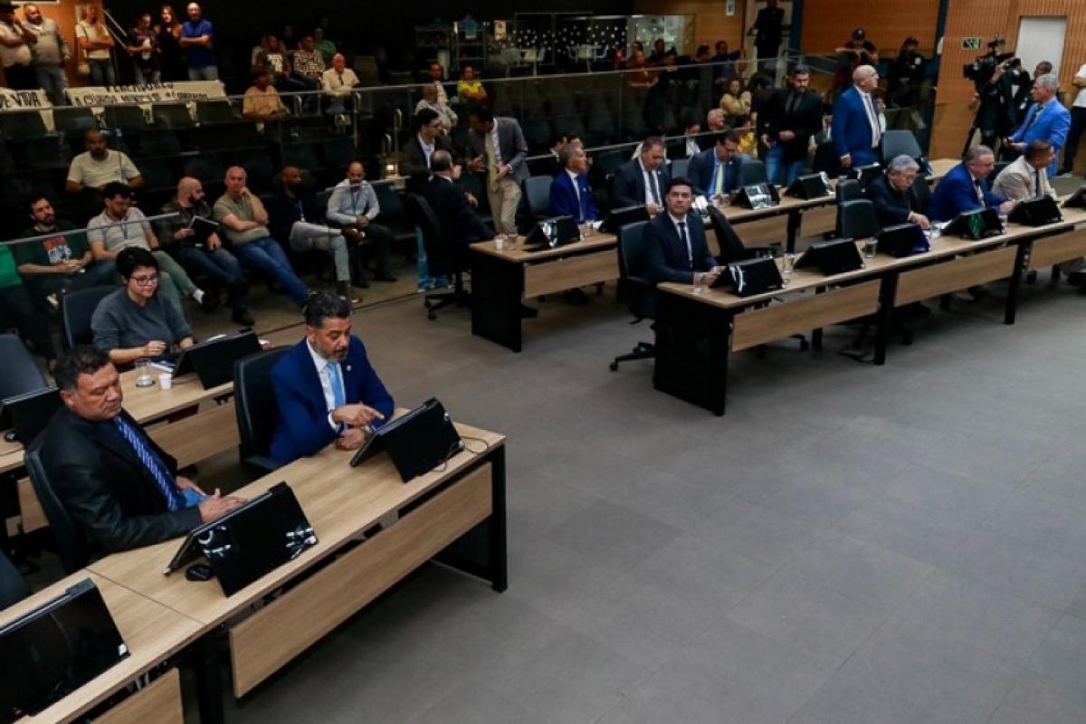 Vereadores fizeram sessões extraordinárias antes da suspensão do expediente por causa do jogo do Brasil na Copa.