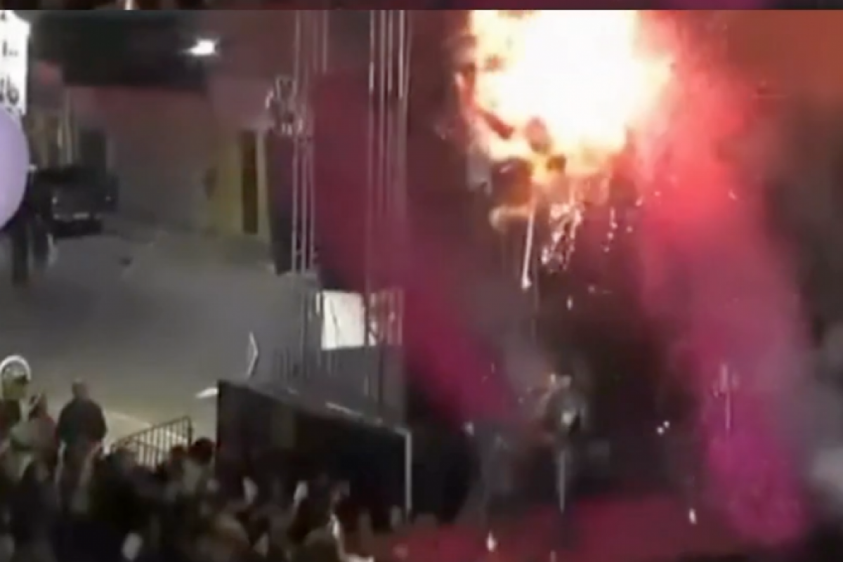 Os balões estavam próximos ao palco quando foram atingidos pelos efeitos de pirotecnia usados na apresentação.