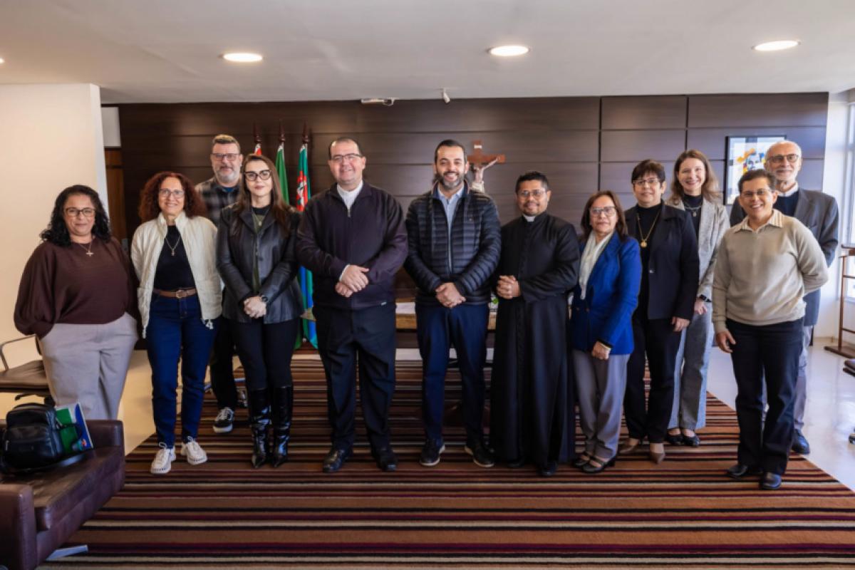 Equipe da Diocese e da Prefeitura de Jundiaí ao lado do prefeito Gustavo Martinelli e dos padres Antônio Carlos e Adeilson