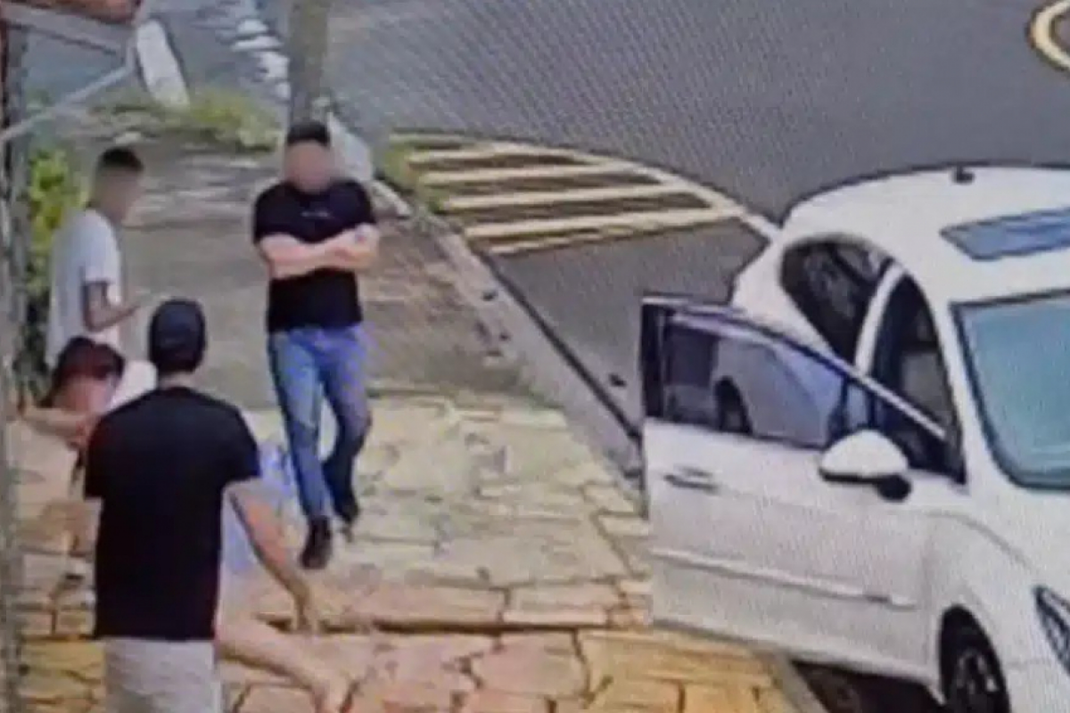 Ronny foi flagrado agredindo devedora na porta de casa