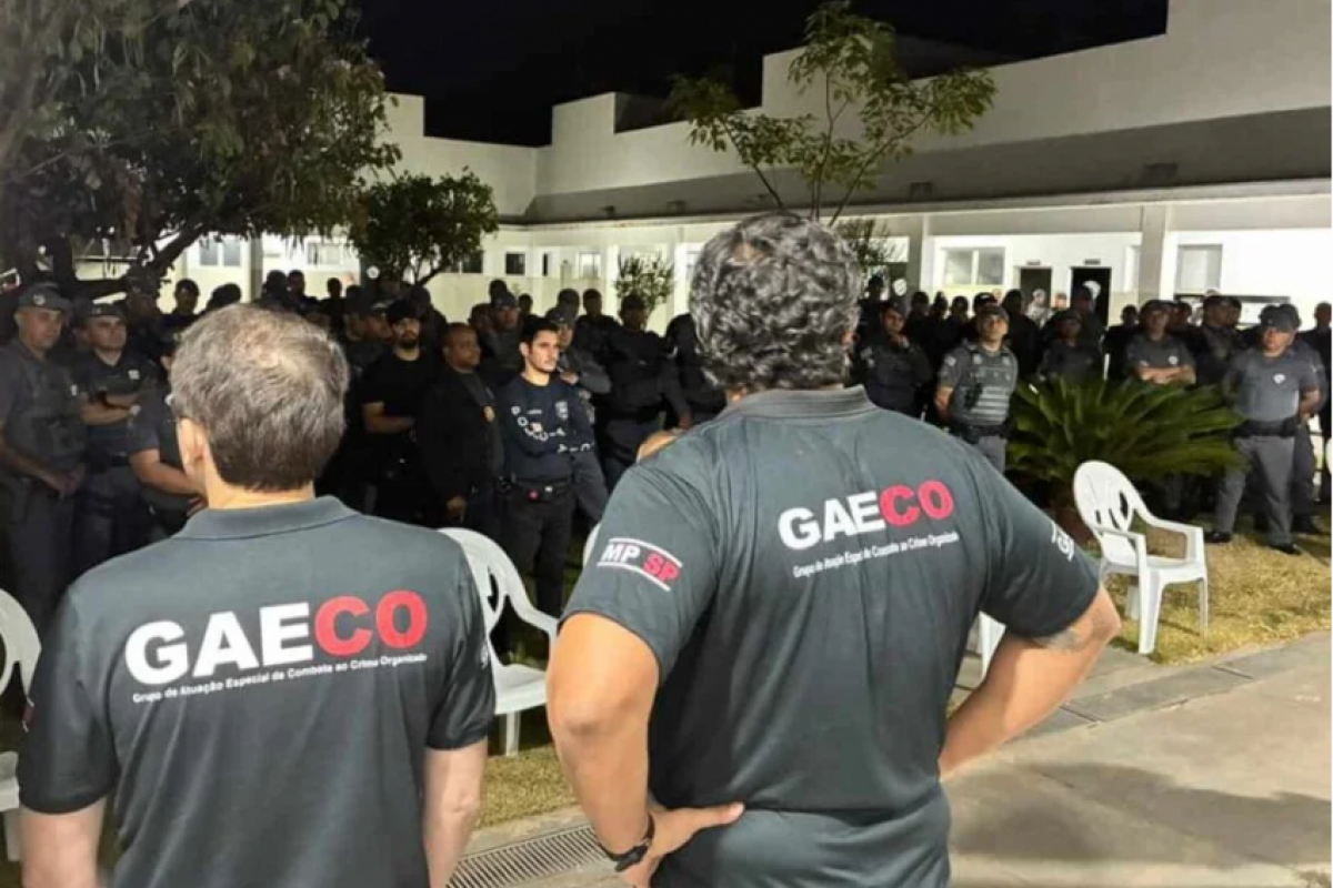 Deflagrada em agosto de 2025, a operação apurou a existência de três núcleos criminosos, estruturados por vínculos familiares e ligados ao PCC, responsáveis pelo tráfico de drogas em Mirandópolis