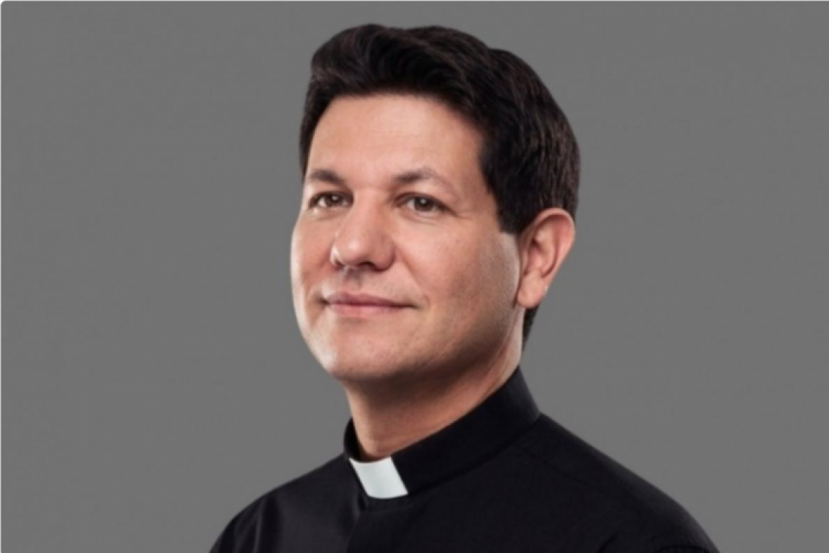 O padre foi proibido de utilizar trajes clericais durante a campanha eleitoral.