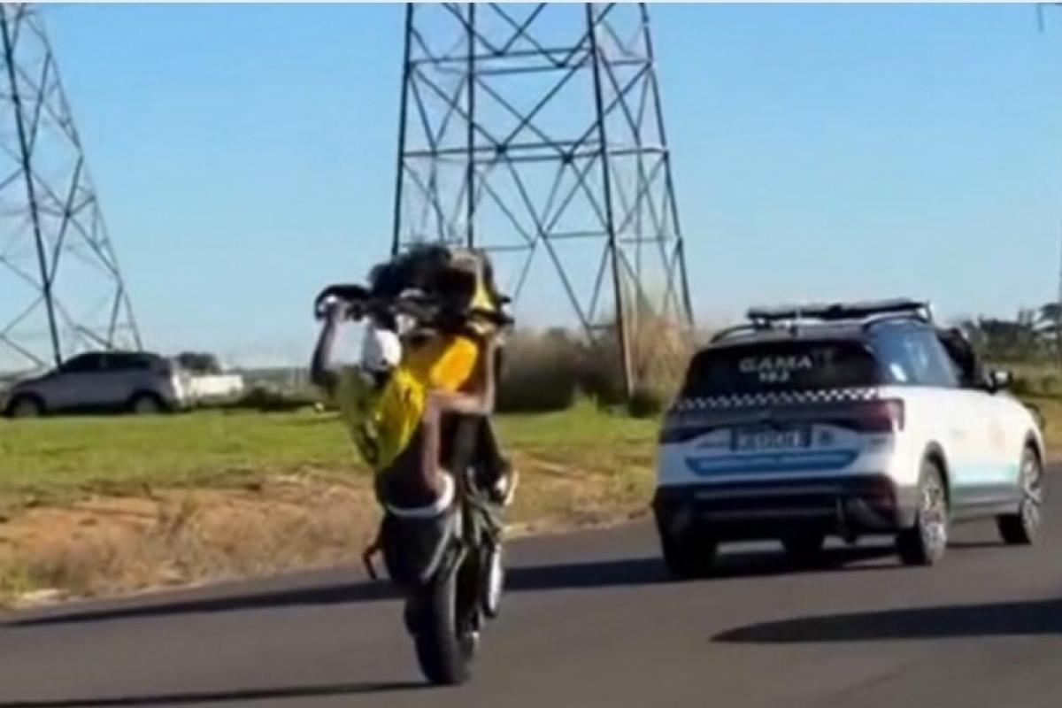 Vídeos mostram motociclistas sem capacete e fazendo manobras irregulares na presença de uma viatura da Guarda Municipal de Americana.