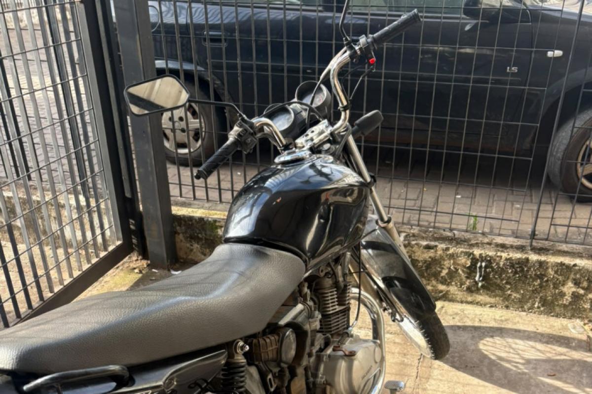 Motocicleta Honda CG 150 Titan ES preta foi recuperada pela polícia