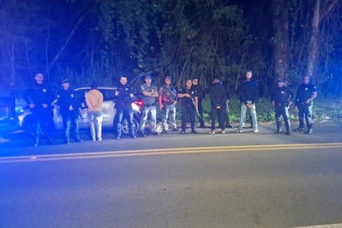 Grupo saiu de Jundiaí em dois carros e parte dos suspeitos foi interceptada em Valinhos durante fuga para Campinas.