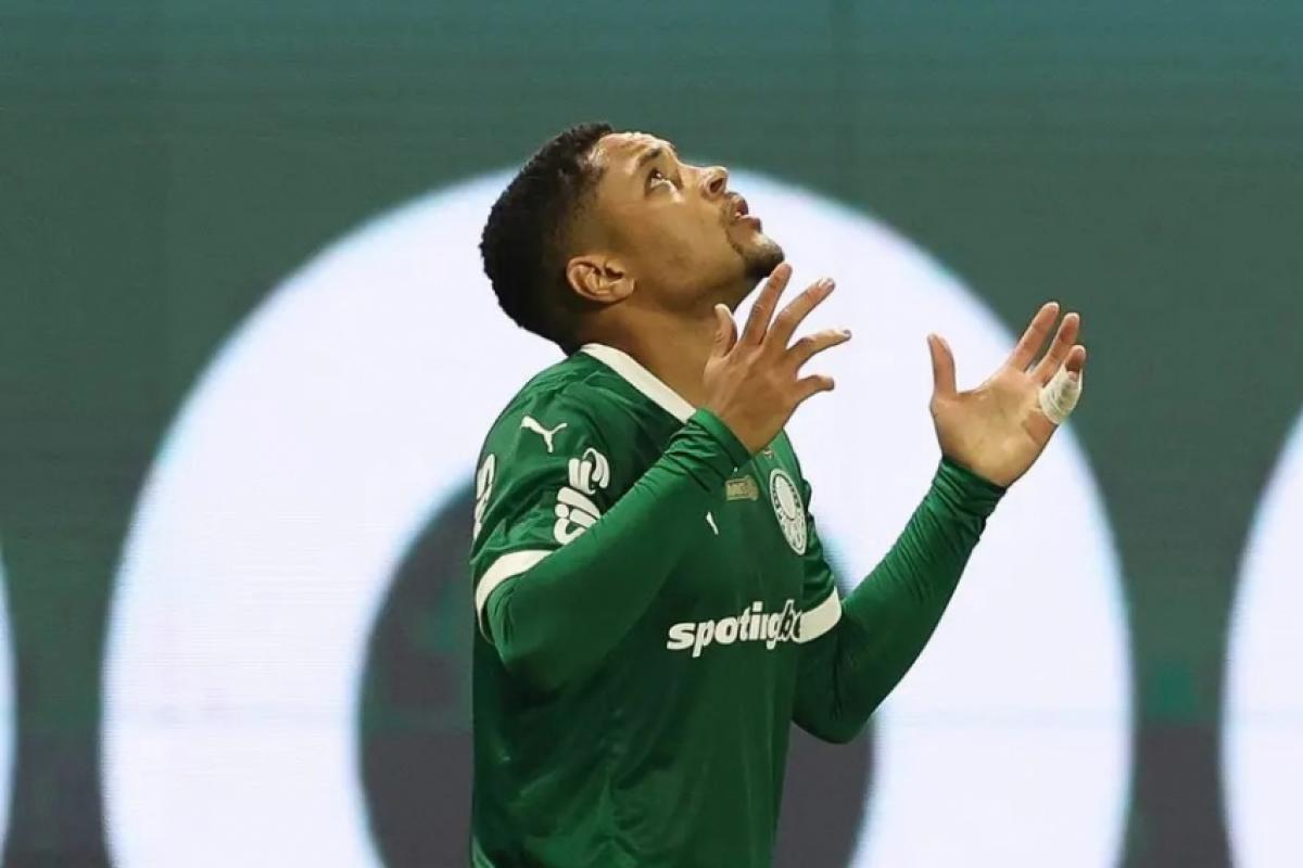 Vitor Roque está afastado dos gramados desde 23 de abril