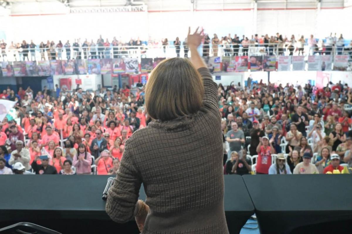 A deputada estadual Professora Bebel cumprimenta os participantes que lotaram a plenária em São Paulo, no lançamento da sua pré-candidatura, no sábado à tarde