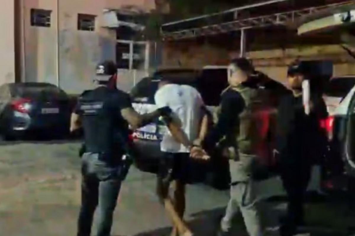 Suspeito de 21 anos foi identificado a partir do telefone usado para negociar a compra do celular da vítima; investigação continua.