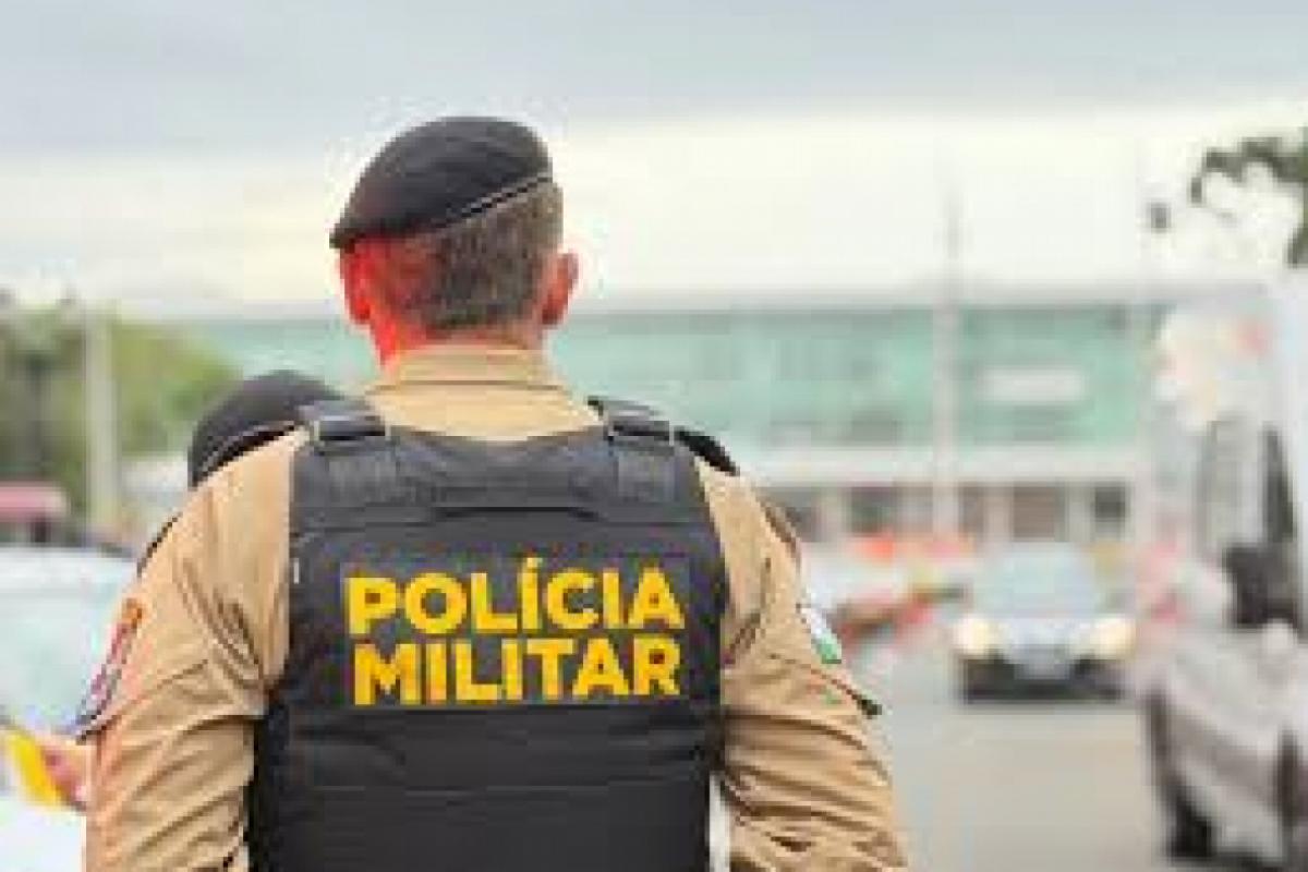 Segundo a Polícia Militar, mãe e filho haviam acabado de chegar a um condomínio quando um homem se aproximou a pé e disparou diversas vezes contra o veículo.