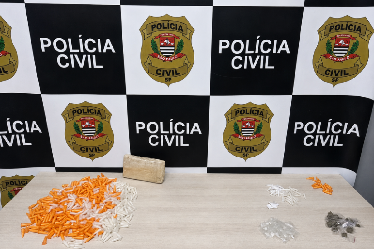 Polícia Civil apreendeu cocaína, maconha e haxixe em ponto de venda de drogas monitorado no Jardim Itaguaçu.