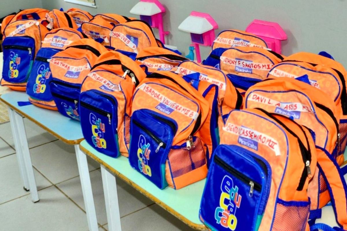 Prefeito Helinho Zanatta acompanhou a entrega dos uniformes na Escola Municipal São Vicente de Paulo durante reunião com pais, responsáveis e equipe escolar.