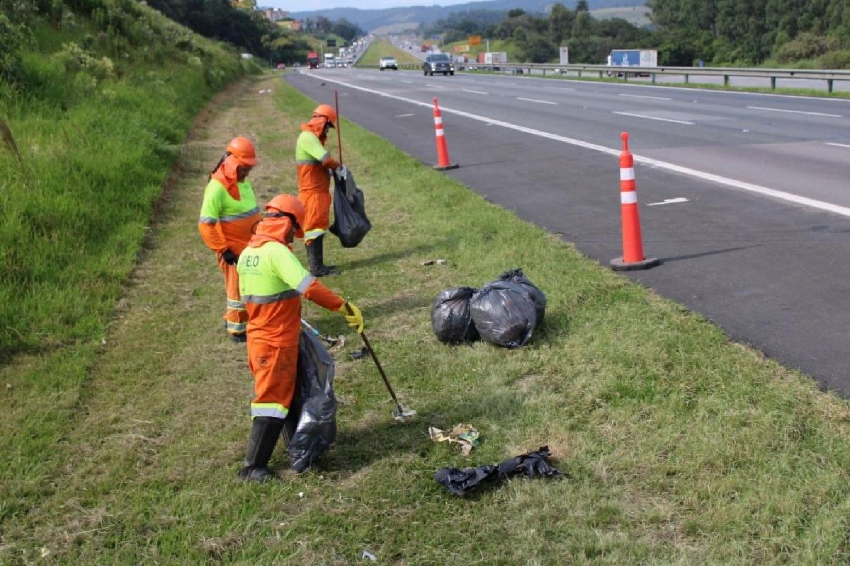 Entre as ações estão limpeza e varredura das faixas de rolamento e pintura de barreiras de concreto