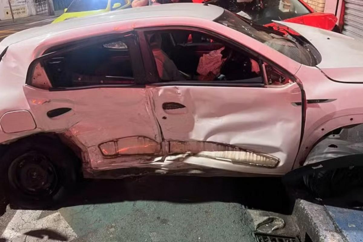 O acidente envolveu três carros e sete pessoas, duas delas sofreram ferimentos leves