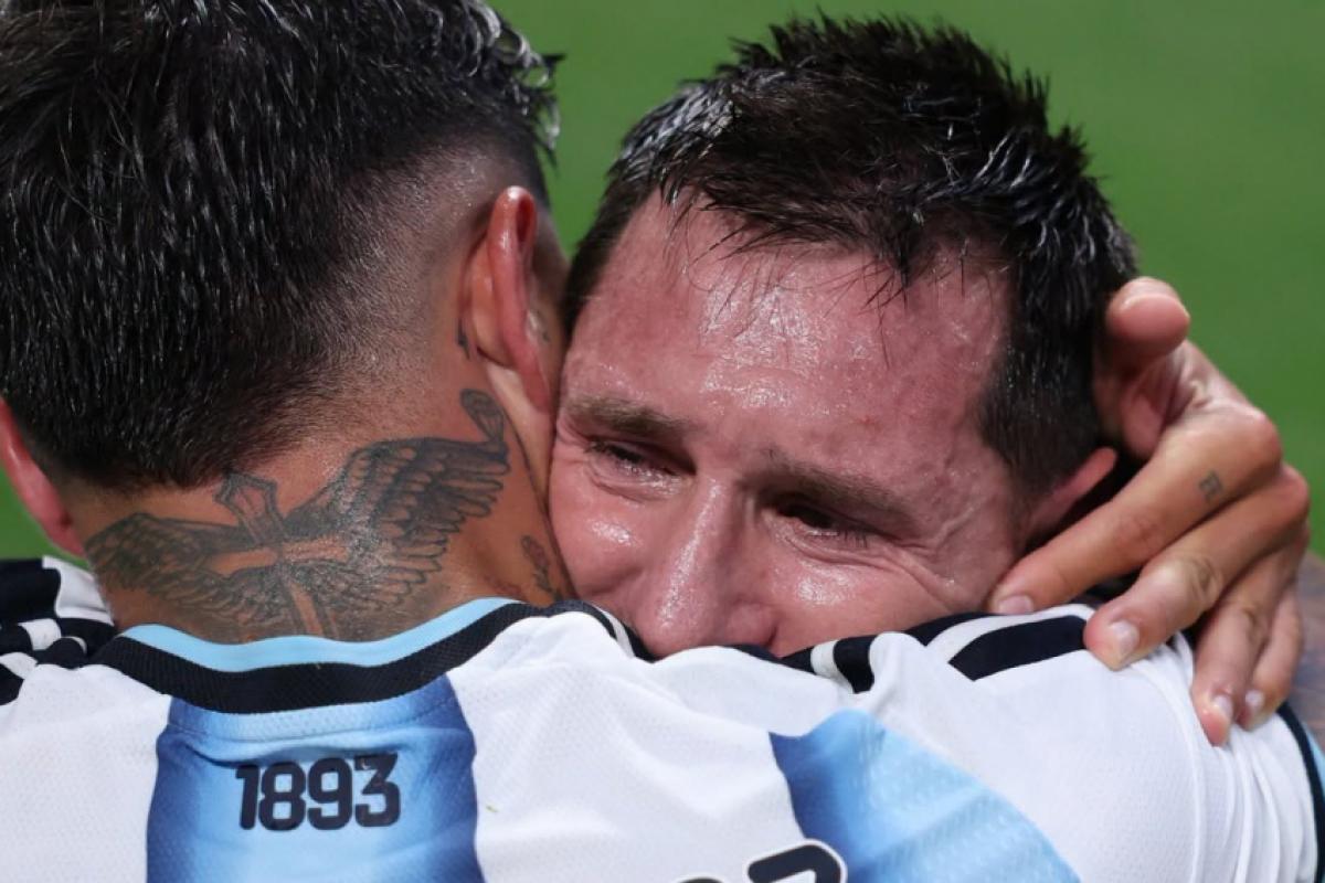 Messi se emocionou ao final da partida contra o Egito