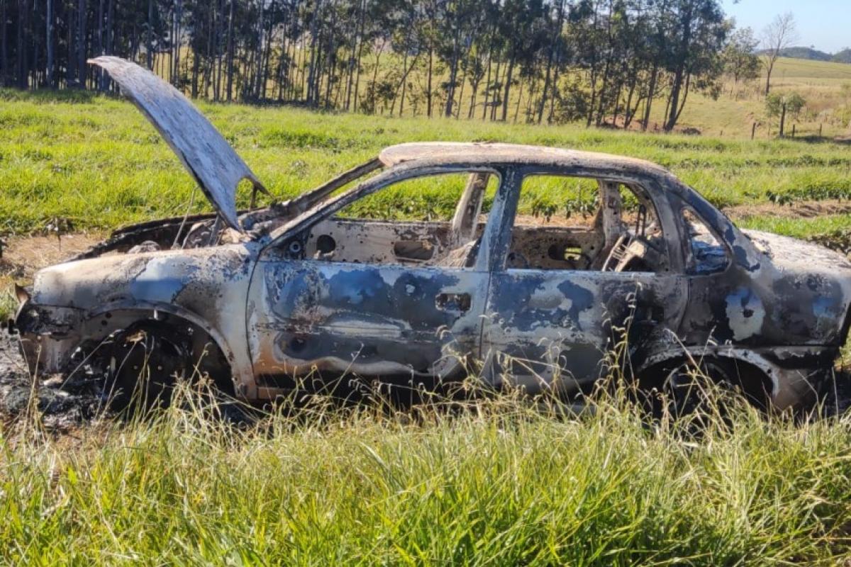 Carro foi encontrado completamente queimado