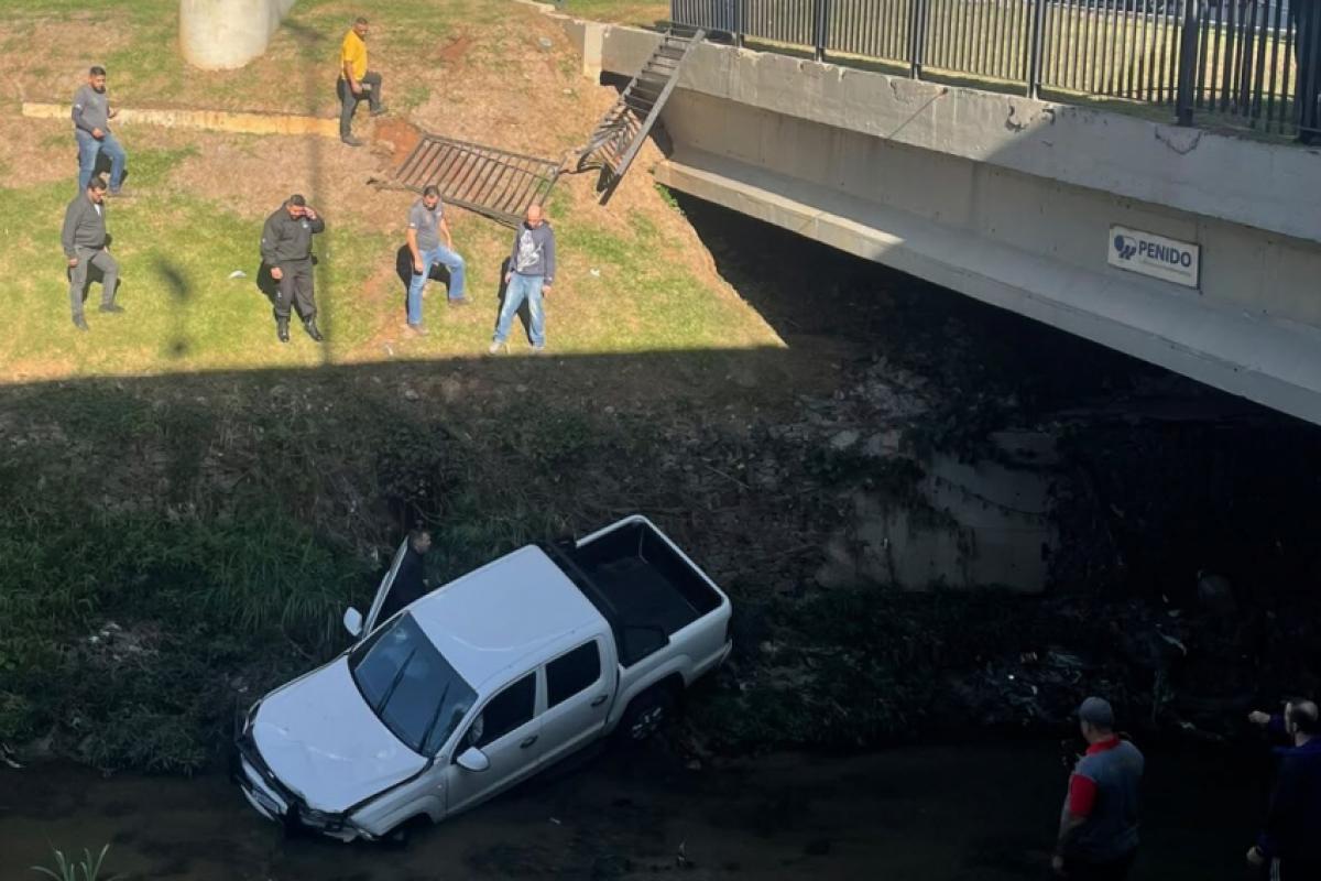 Motorista perdeu a direção e carro caiu no córrego