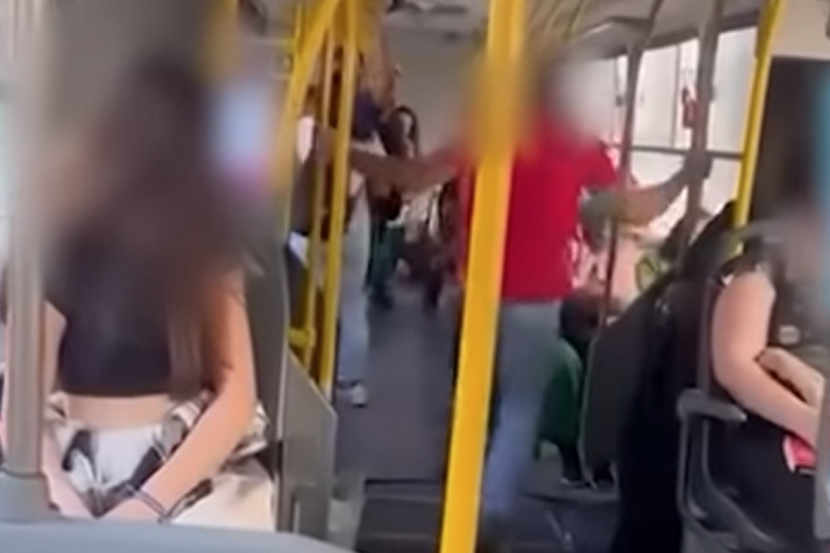 As imagens mostram troca de acusações, gritos e agressões físicas entre os envolvidos.