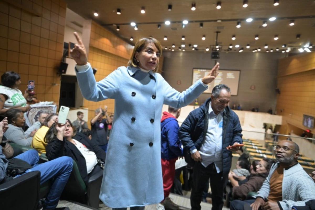  A deputada Professora Bebel conversa com professores, informando que o projeto da reforma administrativa não seria colocado em votação em função da pressão