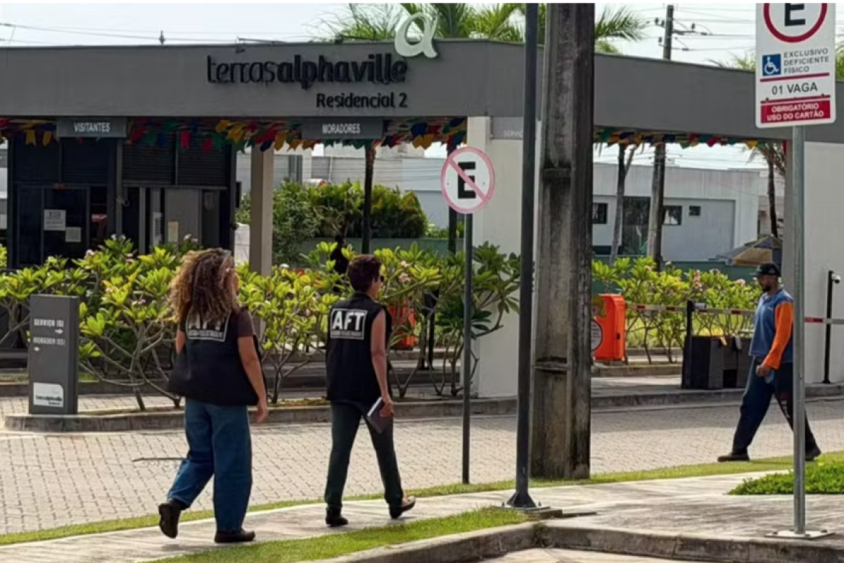 Mulher foi resgatada em condomínio de luxo.