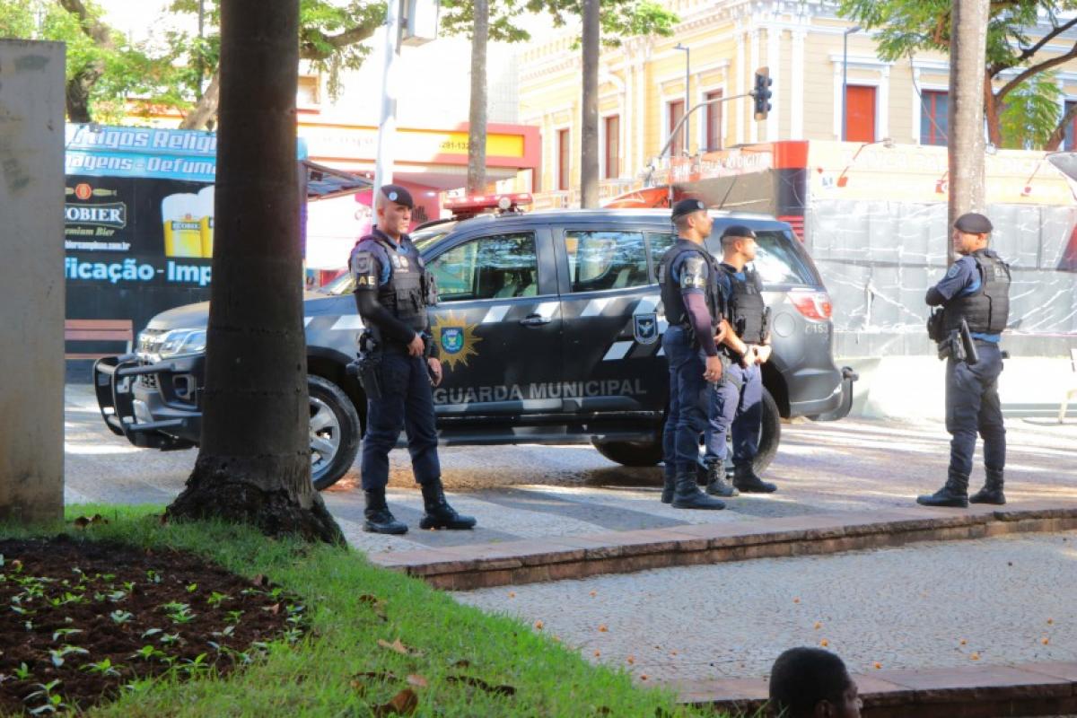 Homem de 25 anos foi detido após agredir pessoas com socos e pontapés em diferentes pontos da região central.