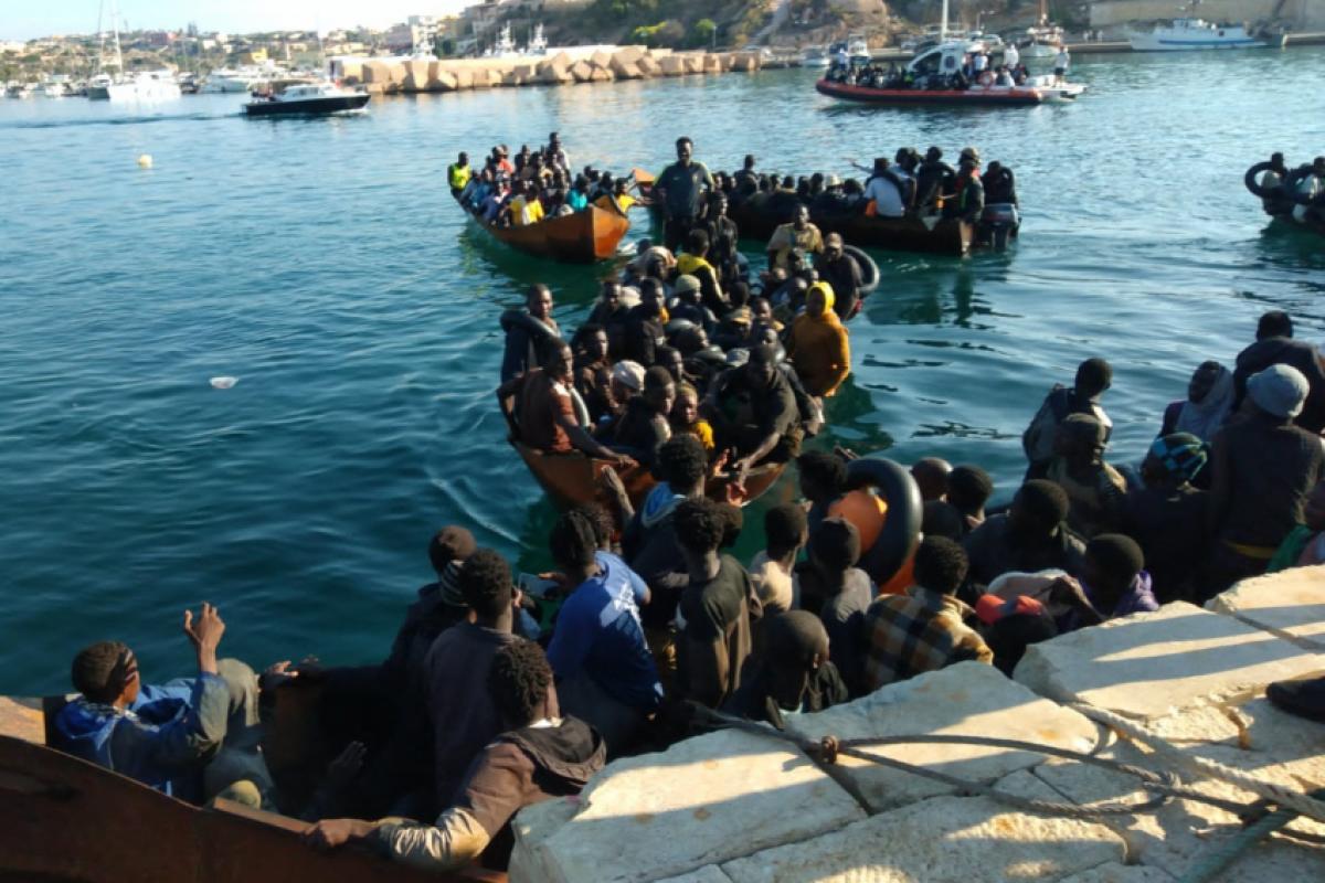 Uma delas, com 250 pessoas, perdeu contato pouco depois da saída. A outra, que levava 280 passageiros, naufragou em 8 de julho na costa de Ayeyarwady.