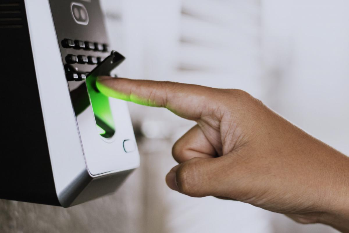 O trabalhador foi dispensado por permanecer no serviço além do limite de dez horas diárias sem autorização.