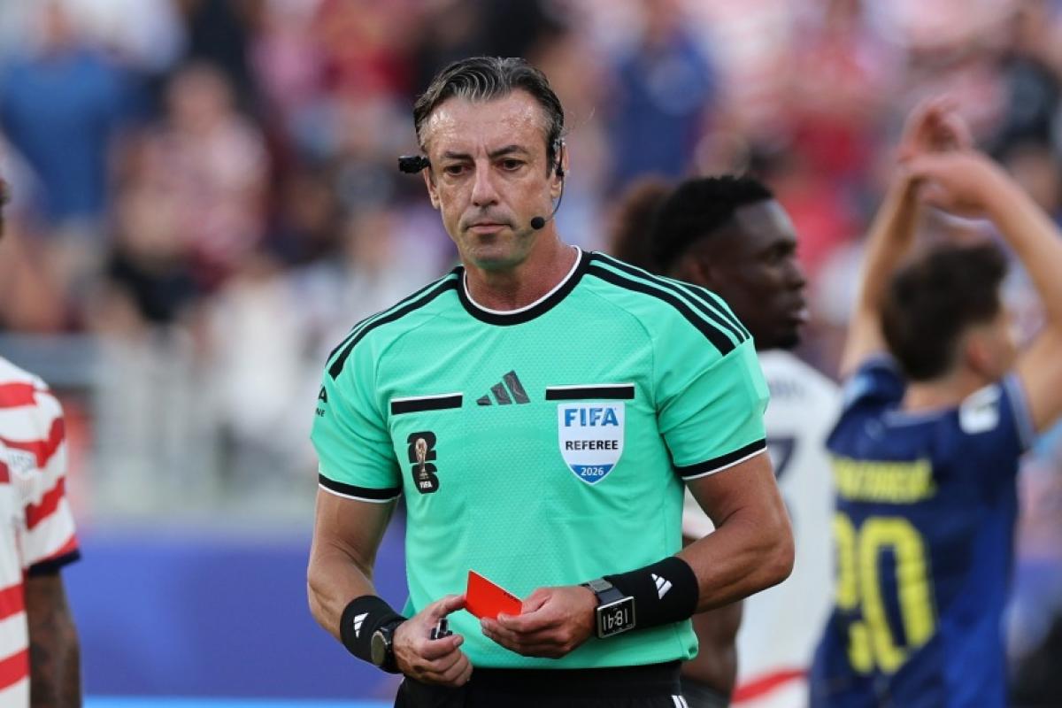 O árbitro brasileiro Raphael Claus aplicou o cartão vermelho em Balogun