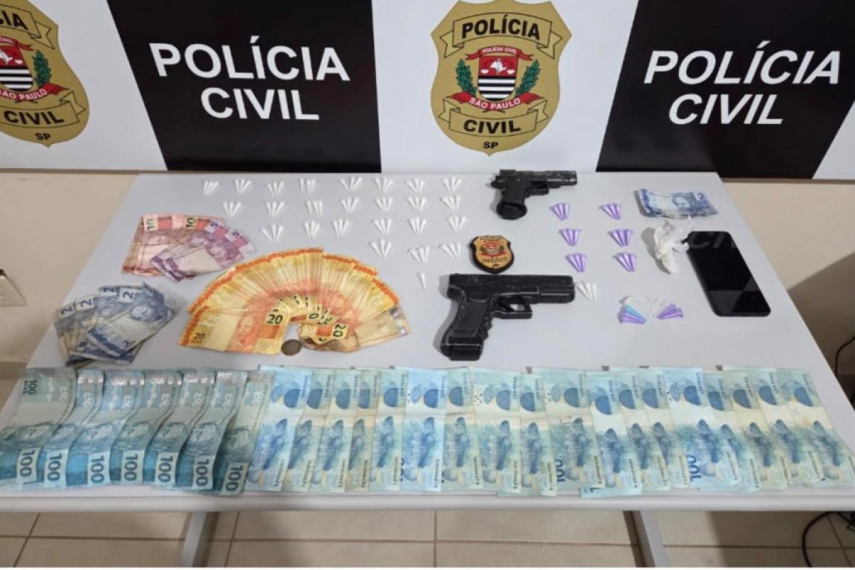 Os agentes apreenderam 94 pinos contendo cocaína, além de uma porção avulsa da droga. Também foram recolhidos dois simulacros de arma de fogo, um celular e R$ 3.087 em dinheiro
