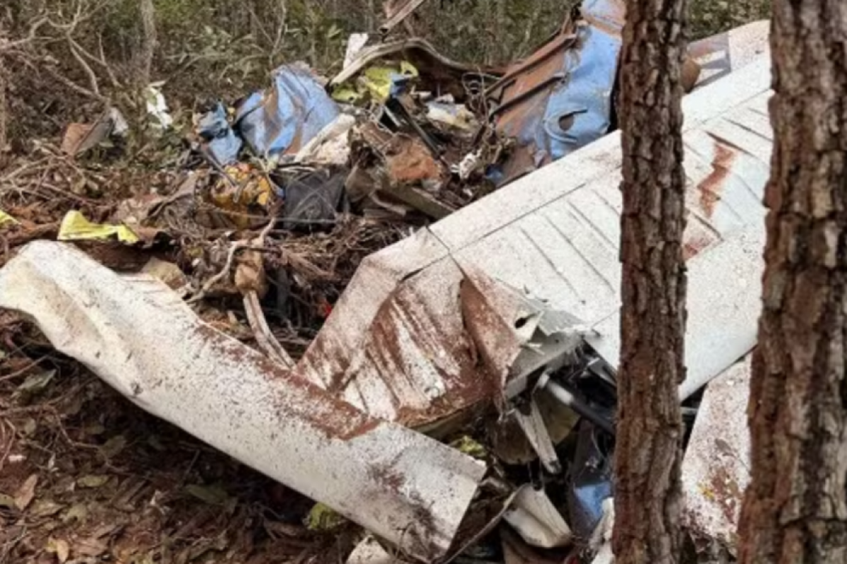 O avião caiu poucos minutos após a decolagem, por volta das 6h. 