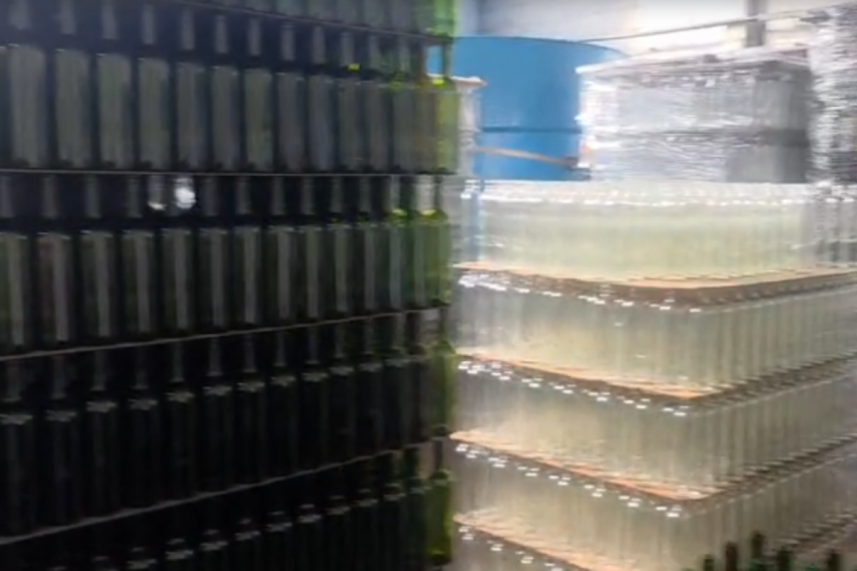 Polícia Civil afirma que local funcionava sem autorizações e usava produtos químicos na lavagem de garrafas.