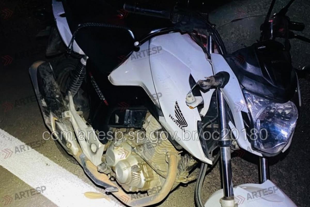 Motociclista sofreu parada cardiorrespiratória após tombamento na madrugada desta segunda-feira; acostamento segue interditado.