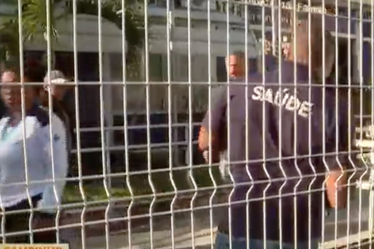 Segundo a PM, o suspeito entrou em surto, quebrou móveis e arremessou cadeiras antes da chegada das equipes.