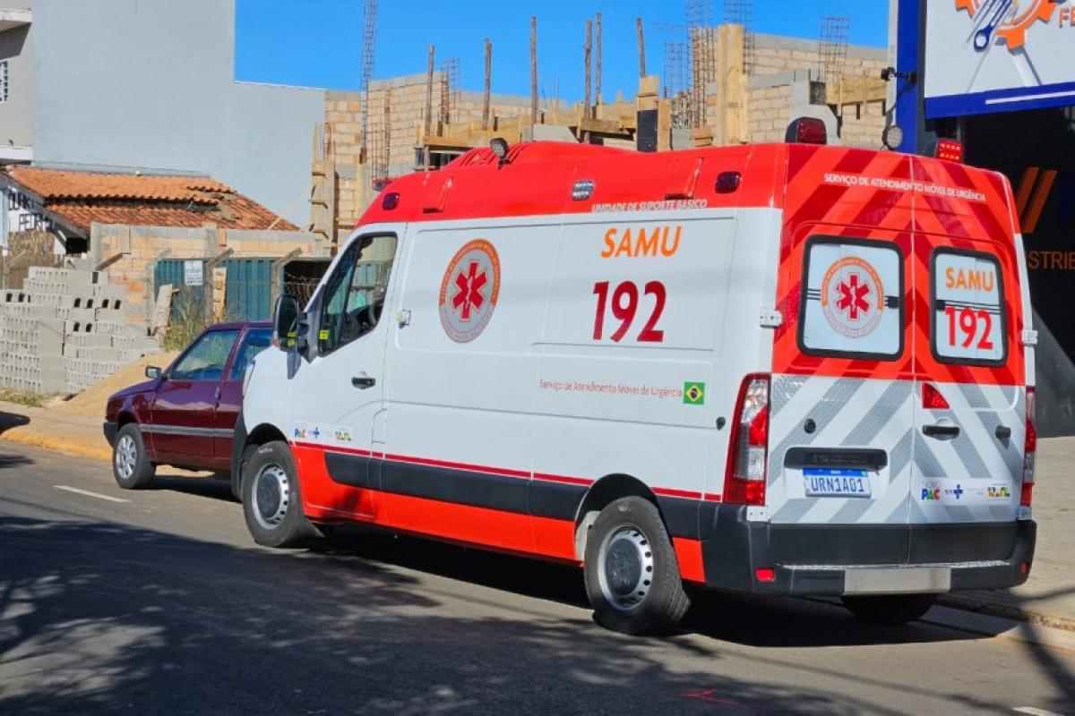 Viatura do Samu durante o atendimento ao pedreiro em obra na avenida Hugo Betarello, em Franca