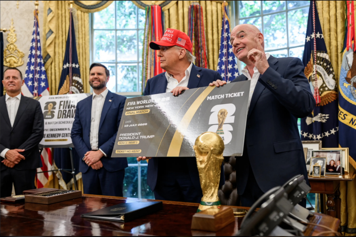 A FairSquare alega que o dirigente da Fifa demonstrou apoio político ao presidente dos Estados Unidos em diversas situações.