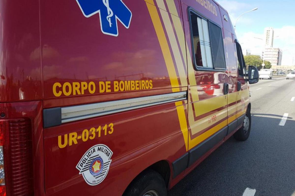uma criança de quatro anos e duas de cinco anos brincavam em um imóvel desocupado, quando a estrutura caiu sobre elas.