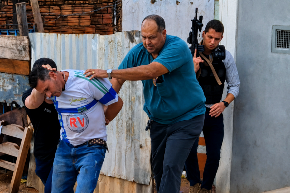 Homem que, segundo a investigação, mantinha família refém sendo preso pelos policiais da DIG de Franca