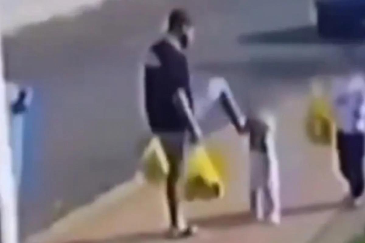 No vídeo, aparece o pai caminhando na calçada com a filha e um menino de cinco anos, que seria seu enteado