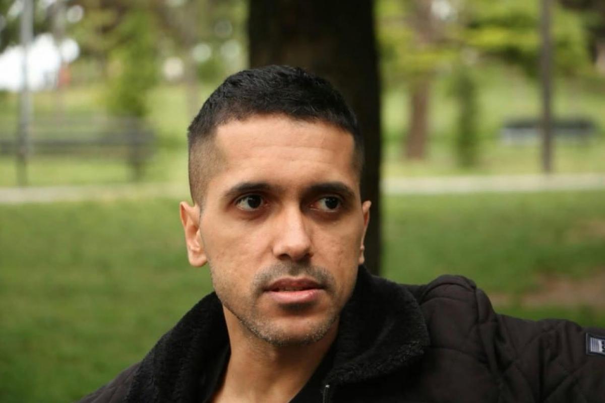 Patrick Brito, foragido da Justiça brasileira, no Parque Tasmajdan, em Belgrado, na Sérvia