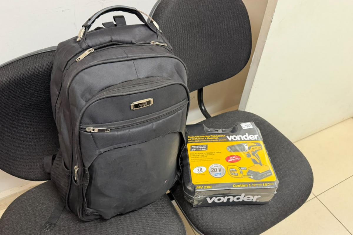 Durante a revista, os agentes localizaram a furadeira furtada no interior da mochila do suspeito; diante dos fatos, ele foi conduzido à Central de Polícia Judiciária (CPJ) de Araçatuba e ficou preso