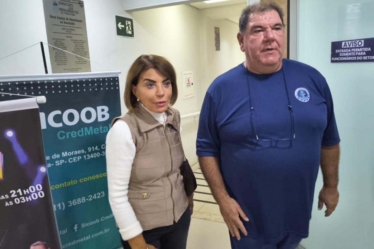 A deputada Professora Bebel, acompanhada do presidente do Sindicato dos Metalúrgicos, Wagner da Silveira, o Juca, conheceu os diversos departamentos da entidade
