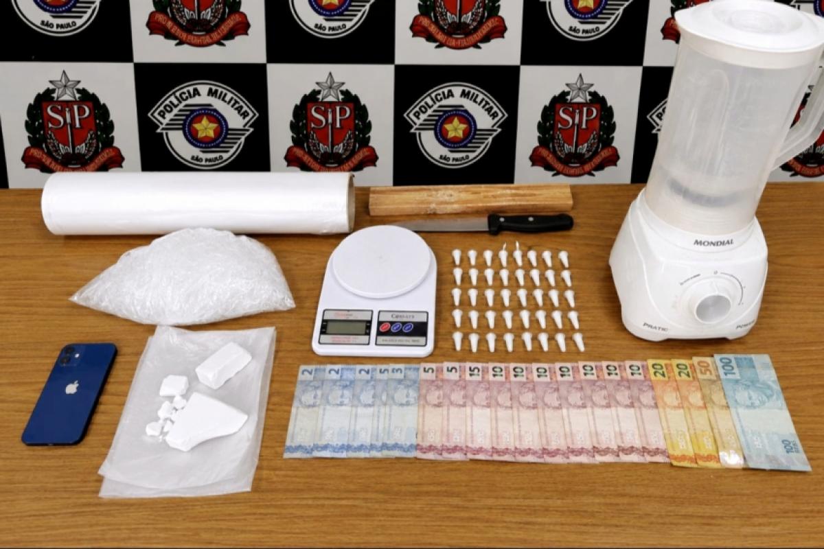 No imóvel, equipes localizaram cocaína, dinheiro e materiais usados no preparo da droga