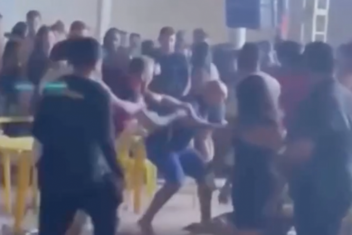 Imagens mostram pessoas tentando separar os envolvidos na confusão. 