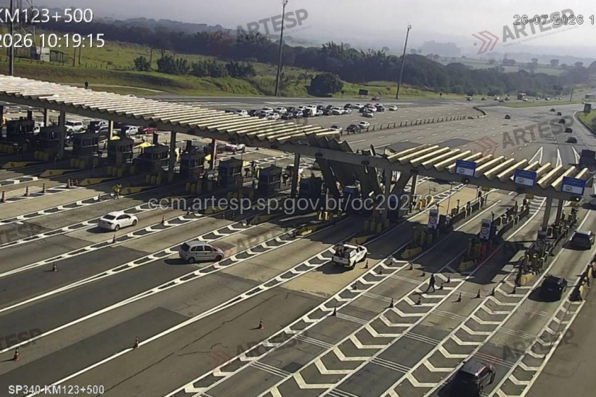 Fiat Punto atingiu estrutura da praça de pedágio no km 123, em Campinas, e motorista morreu; parte da cobertura caiu sobre dois carros.