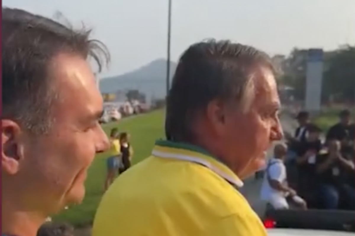 No documento, Bolsonaro afirma que Flávio é seu 'porta-voz' e o candidato escolhido para representá-lo politicamente.