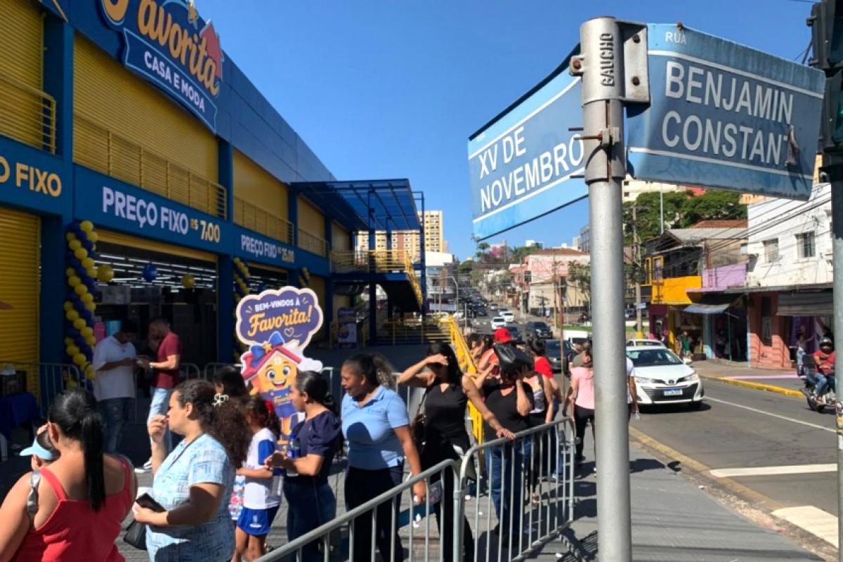 A loja reuniu consumidores em busca das ofertas anunciadas pelo estabelecimento, com produtos vendidos pelos valores de R$ 7 e R$ 25