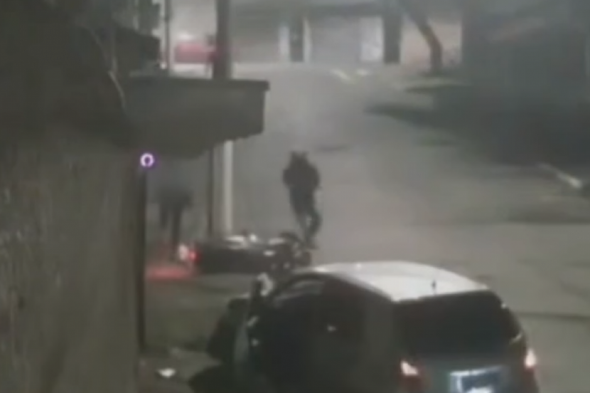 Após o disparo, o atirador fugiu.
